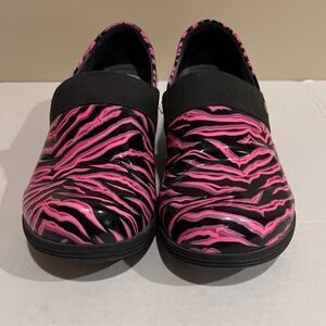 Work Wonders by Dansko Women’s Camellia Clog Pink Zebra Print Size 41/US-10.5-11